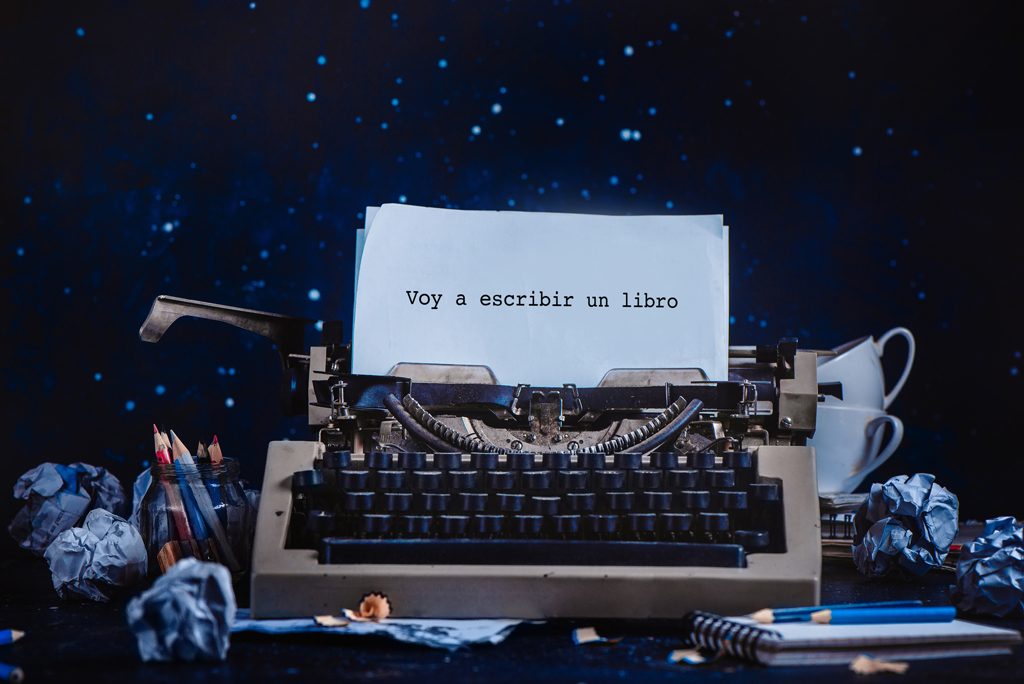 Máquina de escribir con una hoja en la que se puede leer 'Voy a escribir un libro'