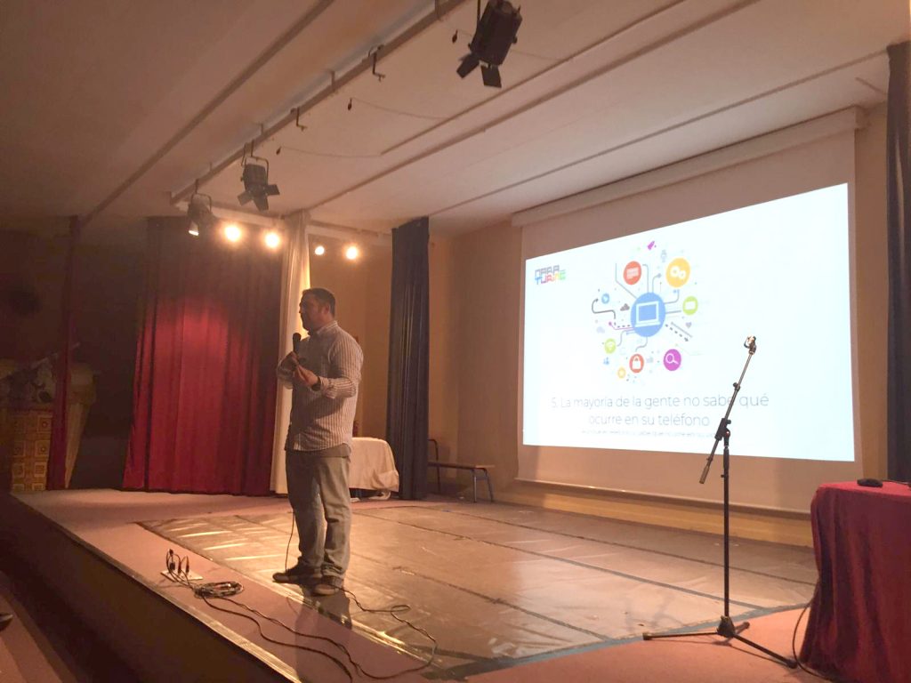 Javier Padilla durante la presentación de El Despertar de los Hackers en las Escuelas Francesas en Sevilla