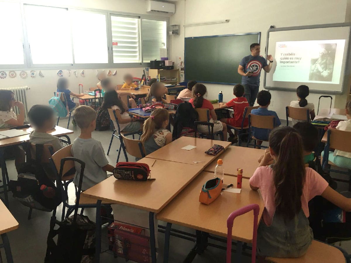 Javi Padilla durante una presentación de Mara Turing en un aula de tercer curso en un colegio de Sevilla